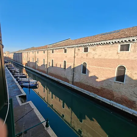 Apartment Castello Canal View Venedig