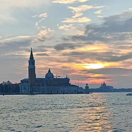 Castello Canal View * Venedig