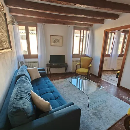 Castello Canal View ונציה