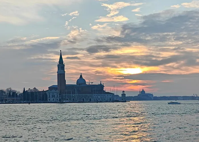 Castello Canal View * Venetië